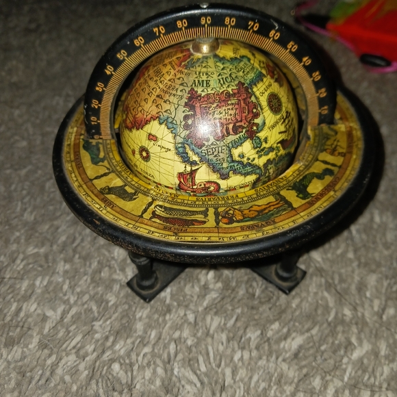 Very Unique Vintage Small Tabletop Spinning Globe Metal Made in Japan - Picture 3 of 3